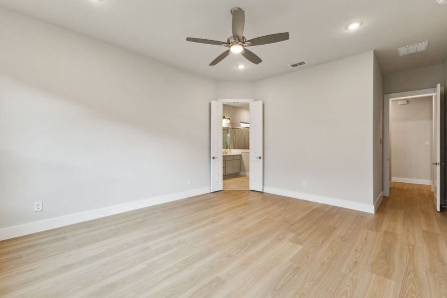 Spacious, unfurnished interior of a new home in Painted Tree Lakeside, McKinney (Image 26).