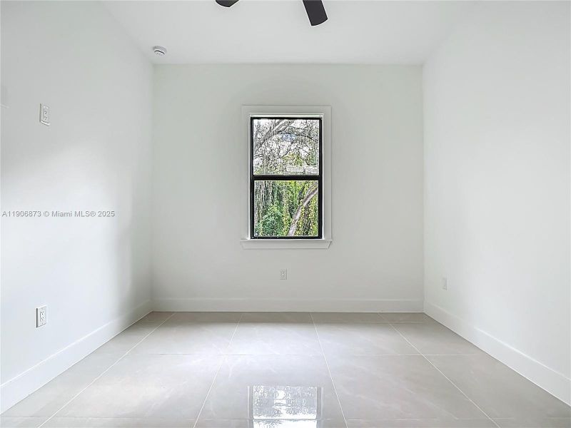 Spacious, unfurnished interior of a new home in , Lehigh Acres (Image 18).