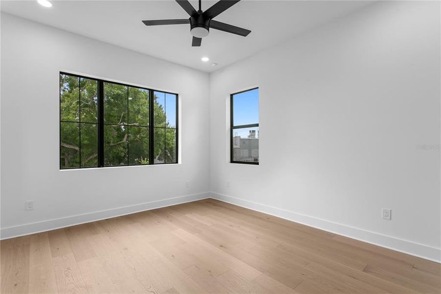 Spacious, unfurnished interior of a new home in , Tampa (Image 25).