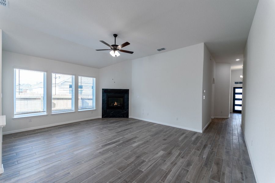 Spacious, unfurnished interior of a new home in Arcadia Ridge, San Antonio (Image 9).