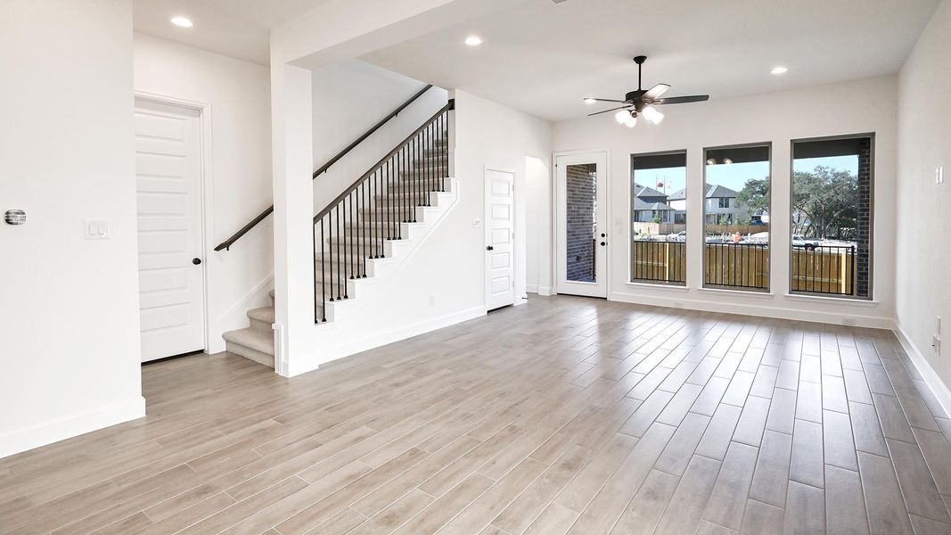 Spacious, unfurnished interior of a new home in 6 Creeks 50', Kyle (Image 22).