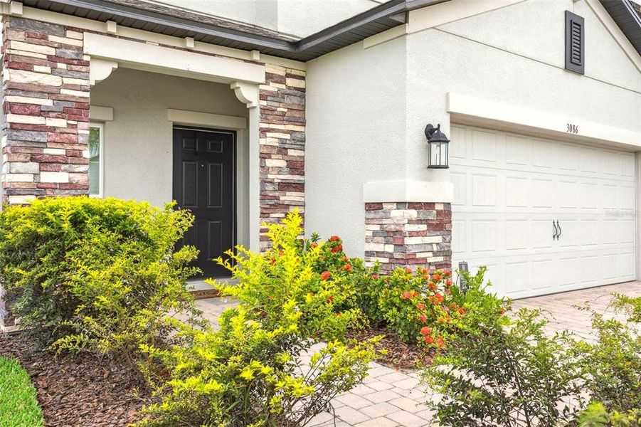 Exterior details and patio area of a home in Cobblestone, Zephyrhills (Image 3).
