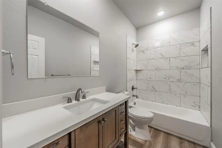 Furnished interior view inside a new home in , Cleburne (Image 19).