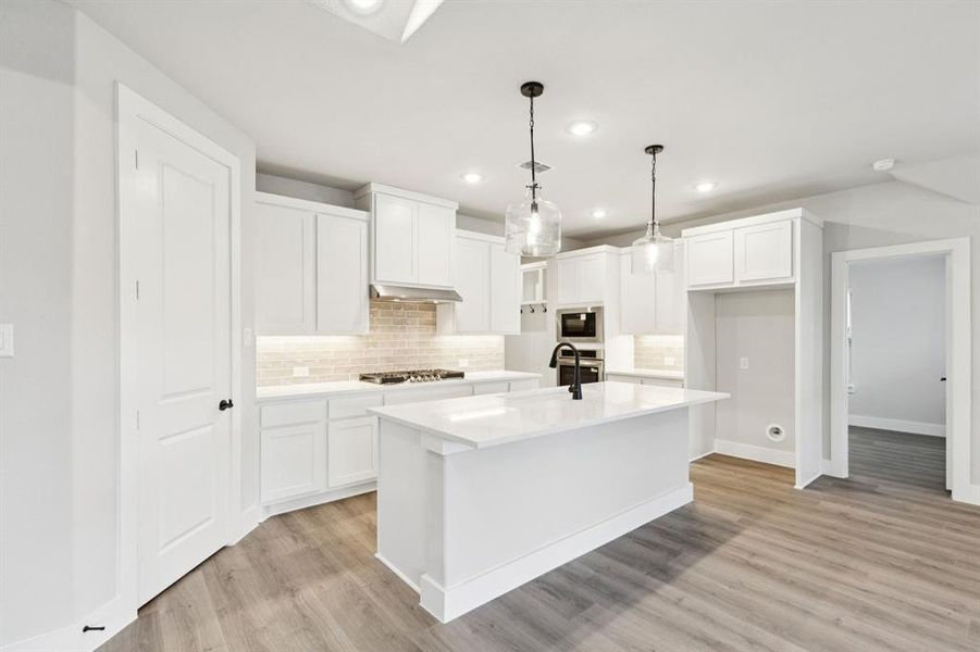 Furnished interior view inside a new home in Dove Hollow, Waxahachie (Image 8).