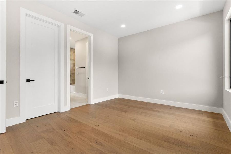 Spacious, unfurnished interior of a new home in , Orlando (Image 24).