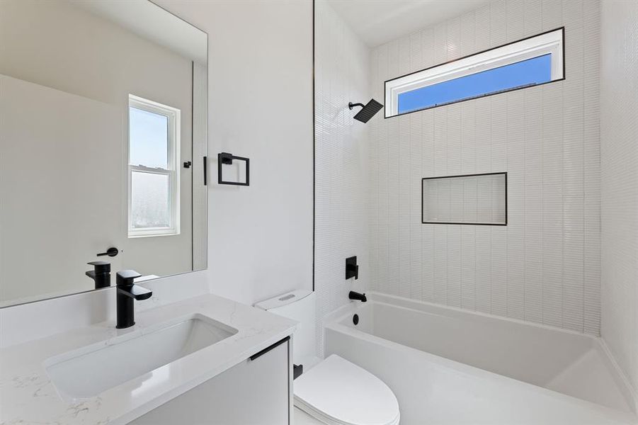 Middle level full bathroom