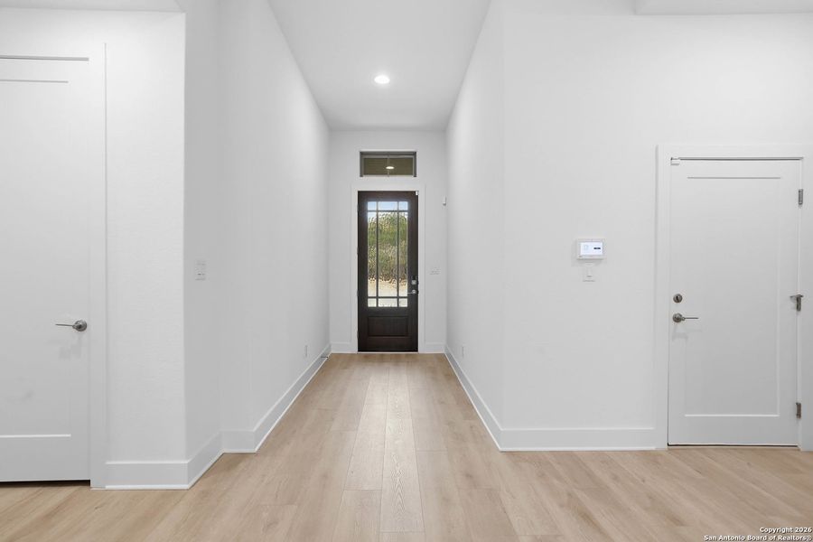 Spacious, unfurnished interior of a new home in Kinder Ranch - 70', San Antonio (Image 22).