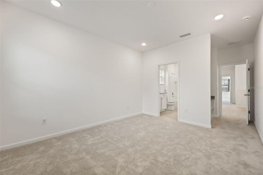 Spacious, unfurnished interior of a new home in , Orlando (Image 35).