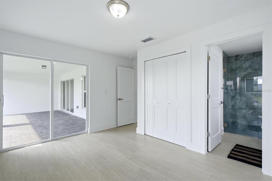 Spacious, unfurnished interior of a new home in , Cape Coral (Image 25).