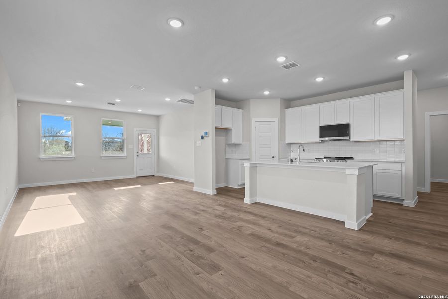 Spacious, unfurnished interior of a new home in Cinco Lakes, San Antonio (Image 26).