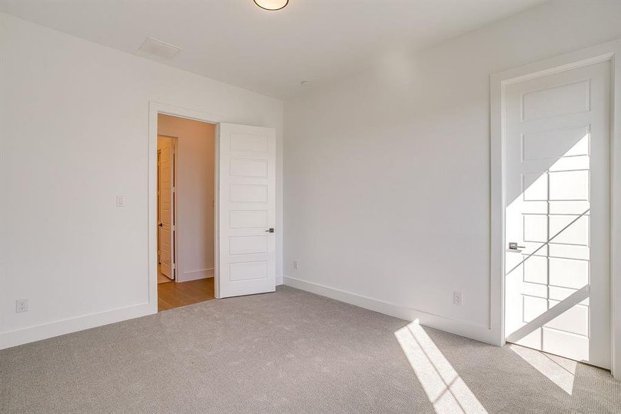 Spacious, unfurnished interior of a new home in Waterfall Ranch, Waxahachie (Image 32).