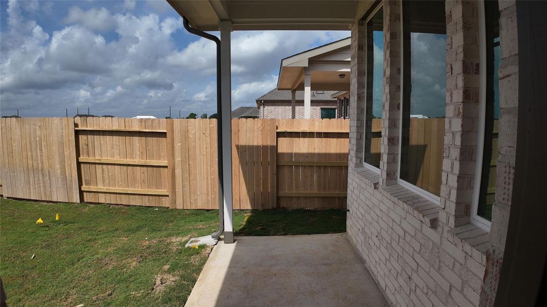 Exterior details and patio area of a home in Wildrye, Waller (Image 3).
