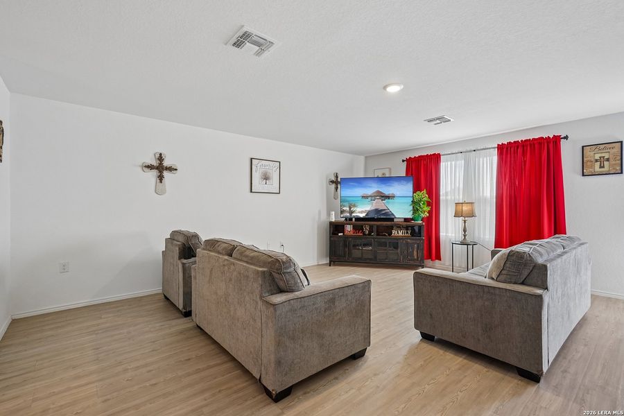 Furnished interior view inside a new home in Mission del Lago, San Antonio (Image 27). Furnished interior view inside a new home in Mission del Lago, San Antonio (Image 27).