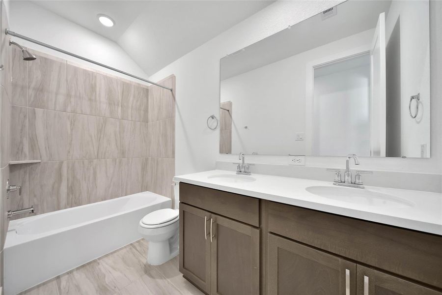 Furnished interior view inside a new home in , Rosharon (Image 11).