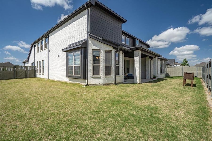 Exterior details and patio area of a home in , Northlake (Image 27).