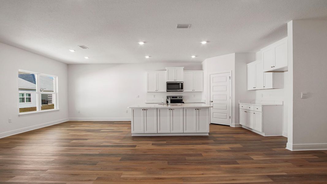 Spacious, unfurnished interior of a new home in Bayside at Ward Creek, Panama City Beach (Image 13).