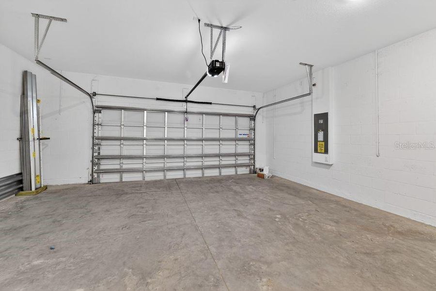 Spacious, unfurnished interior of a new home in Coasterra Community Group Page, Palmetto (Image 23).