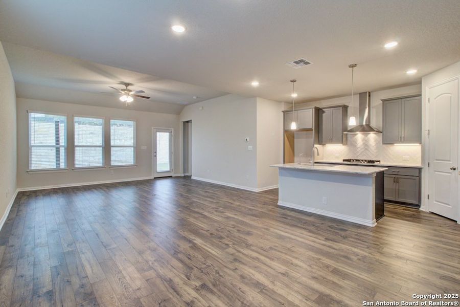 Spacious, unfurnished interior of a new home in Meyer Ranch - Enclave, New Braunfels (Image 13).