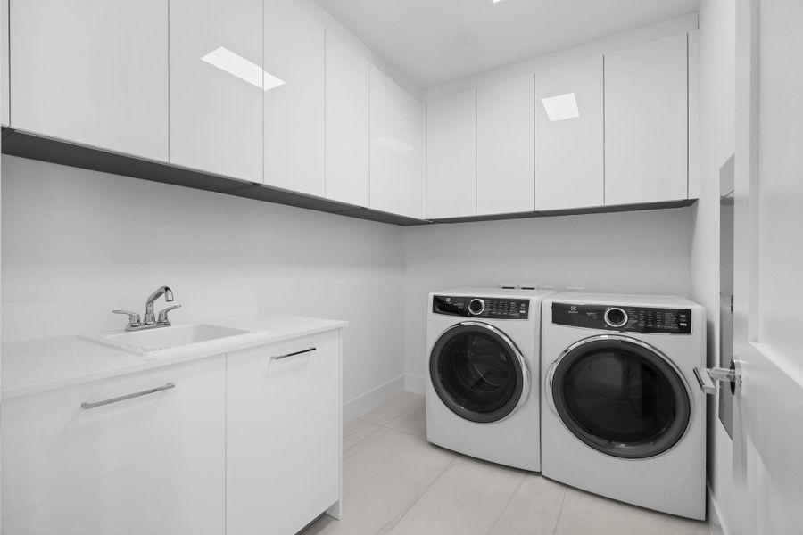 Furnished interior view inside a new home in , Fort Lauderdale (Image 5).