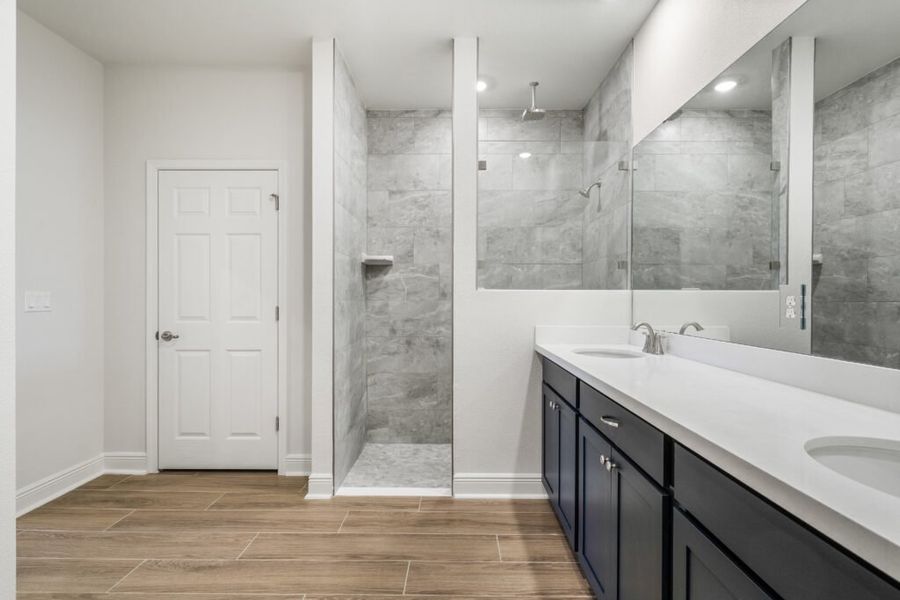 Furnished interior view inside a new home in Lake Merial, Panama City (Image 10).