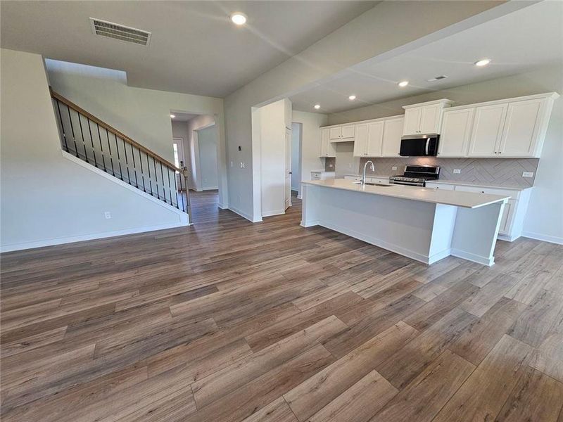 Spacious, unfurnished interior of a new home in Parkview Estates, Gainesville (Image 14).