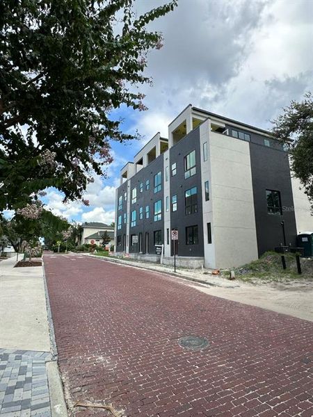 Condo located in Tampa, FL showcasing its design and architecture (Image 5).