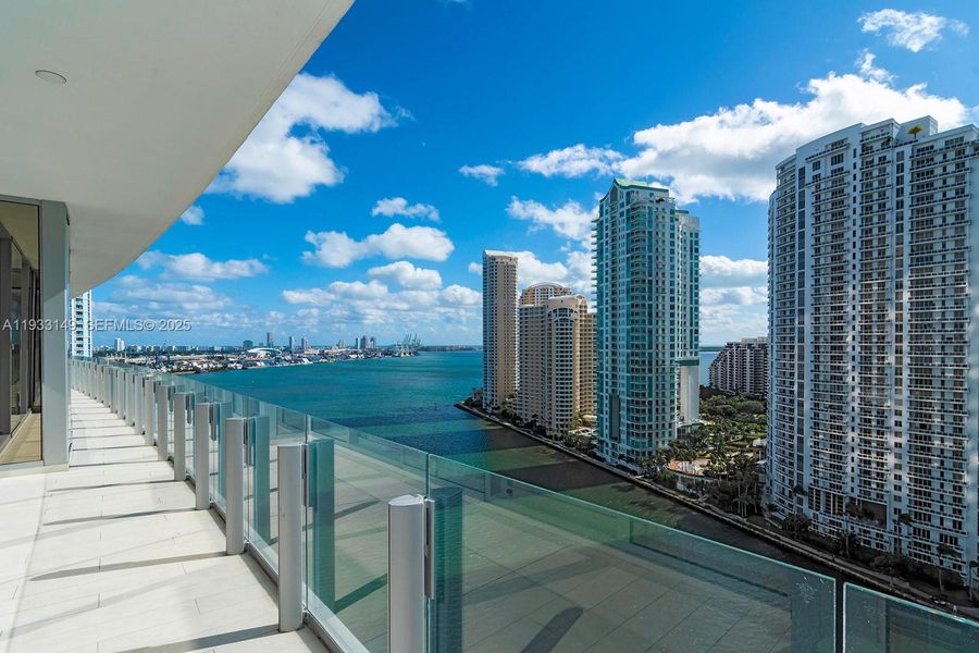 Condo located in Miami, FL showcasing its design and architecture (Image 27).