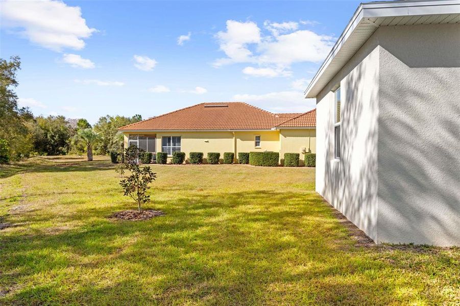 Exterior details and patio area of a home in , Weeki Wachee (Image 4).