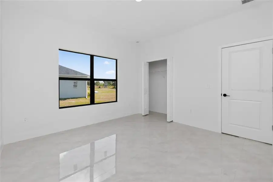 Spacious, unfurnished interior of a new home in , Port Charlotte (Image 61).