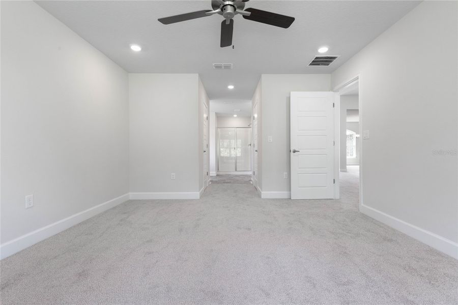 Spacious, unfurnished interior of a new home in Orange Blossom Hills, Summerfield (Image 23).