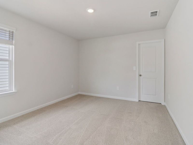 Spacious, unfurnished interior of a new home in Ivey Township, Dallas (Image 19).