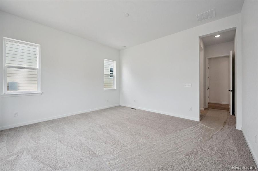 Spacious, unfurnished interior of a new home in The Aurora Highlands, Aurora (Image 16).