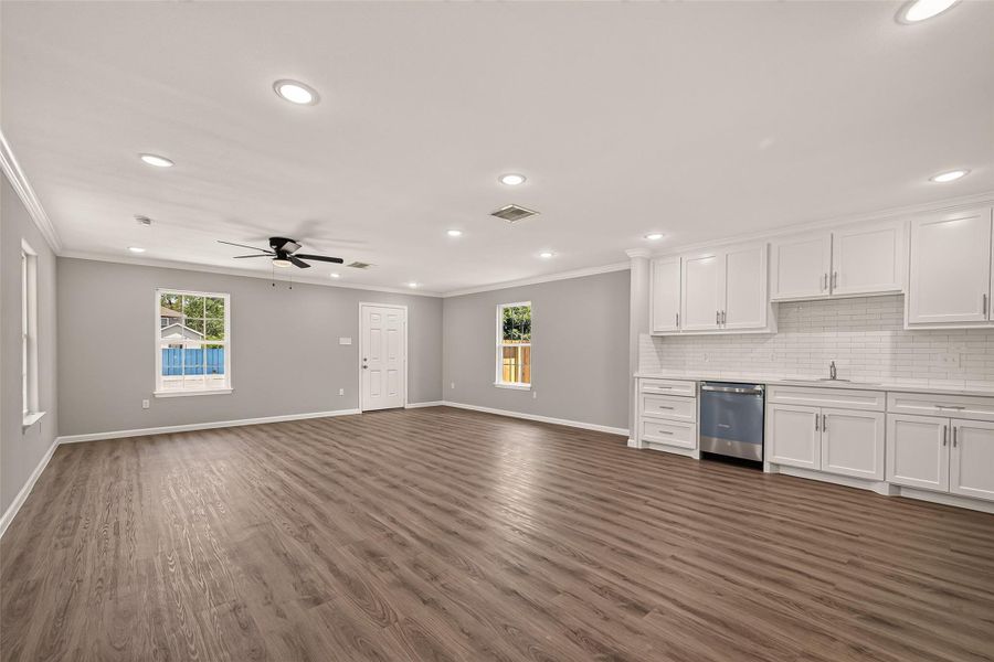 Spacious, unfurnished interior of a new home in , Houston (Image 17).