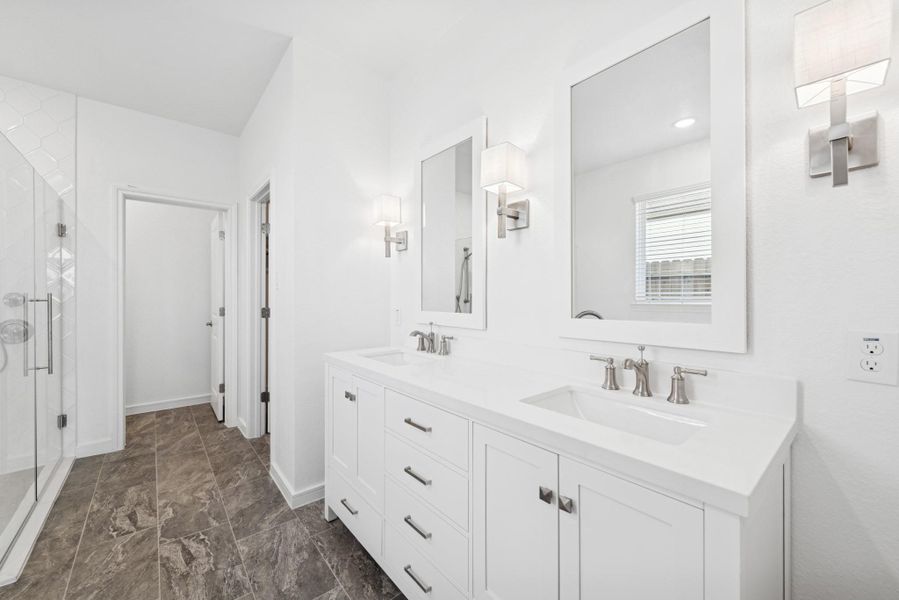 Freestanding vanity with dual sinks