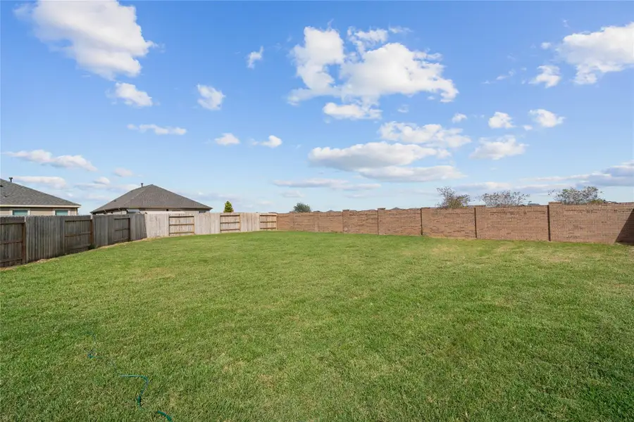 Additional view of the large backyard space! Additional view of the large backyard space!