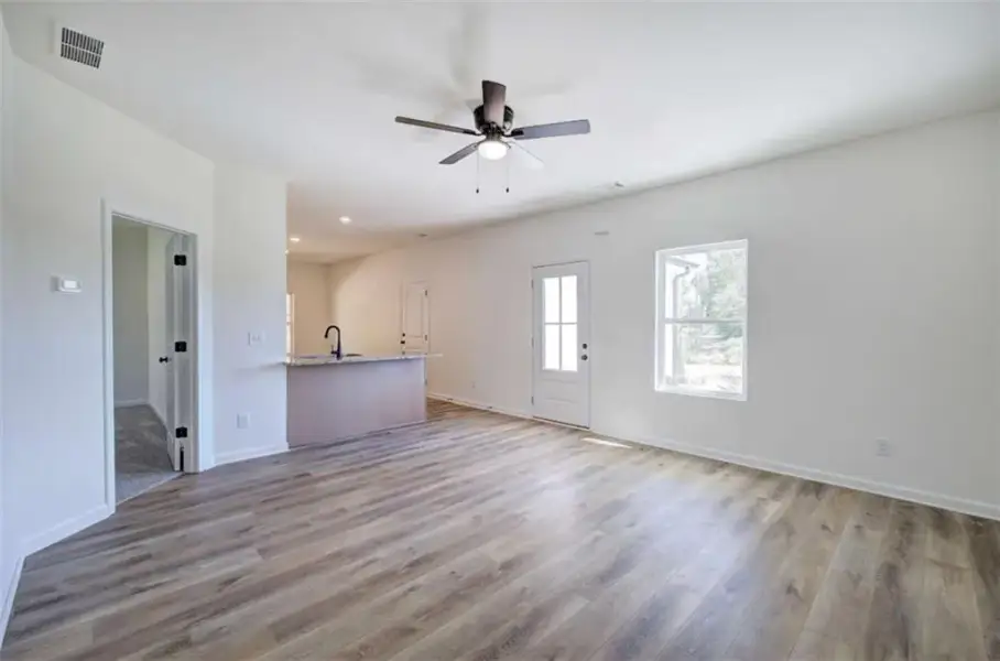 Spacious, unfurnished interior of a new home in , Dallas (Image 10).