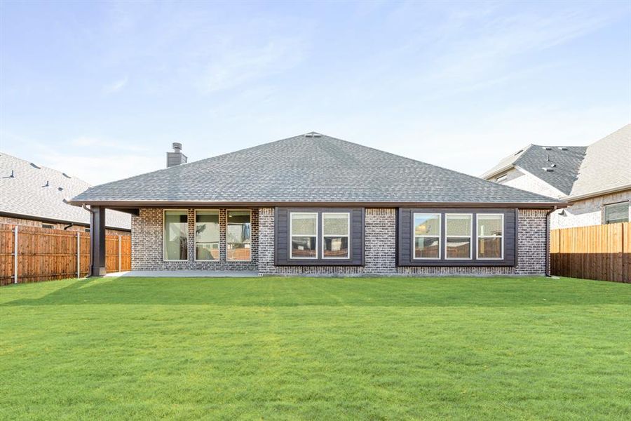 Exterior details and patio area of a home in Timberbrook, Justin (Image 25).