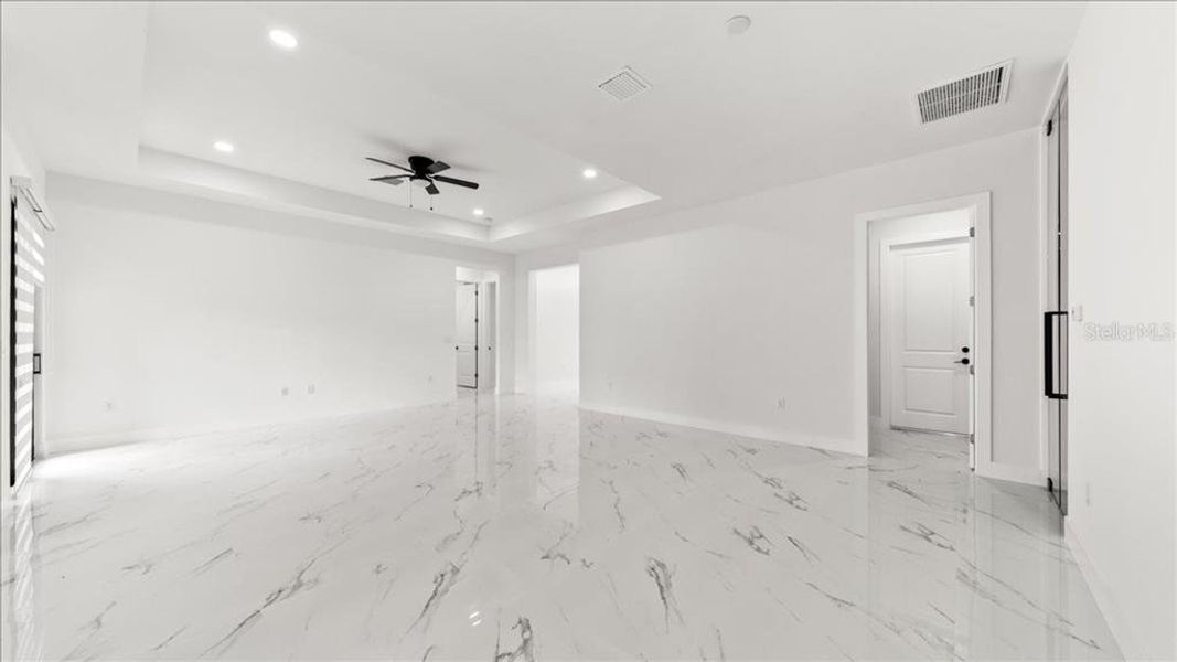 Spacious, unfurnished interior of a new home in , Lehigh Acres (Image 20).