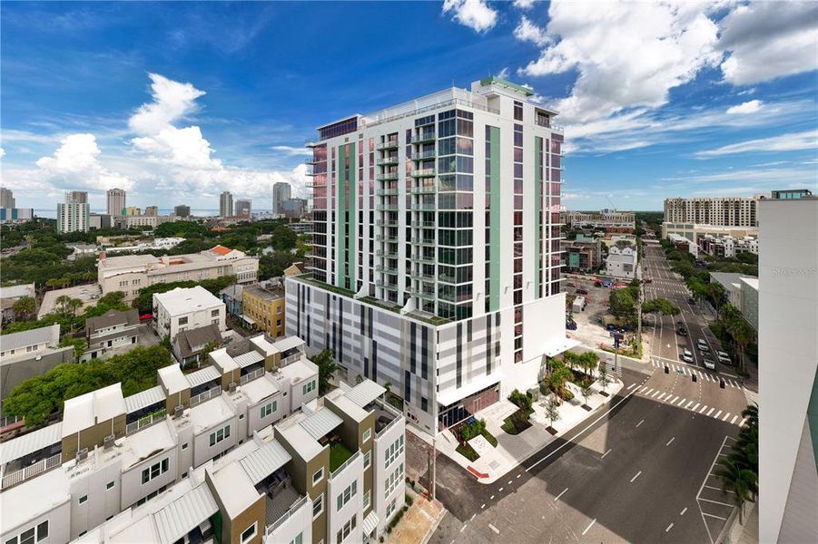 Condo located in St. Petersburg, FL showcasing its design and architecture (Image 36).