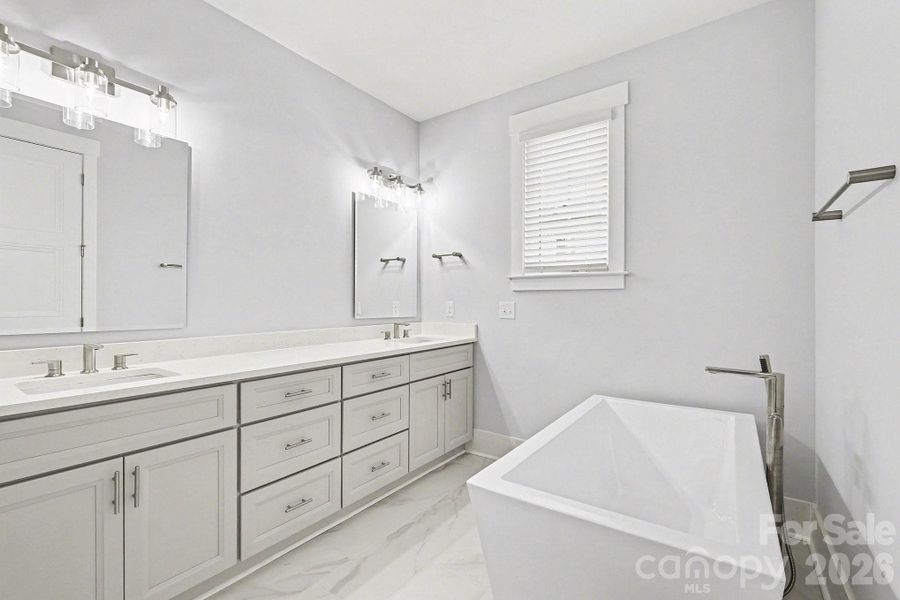 Main Level: Primary Bathroom