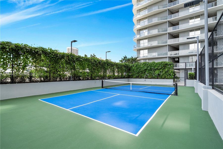 Condo located in Miami, FL showcasing its design and architecture (Image 5).