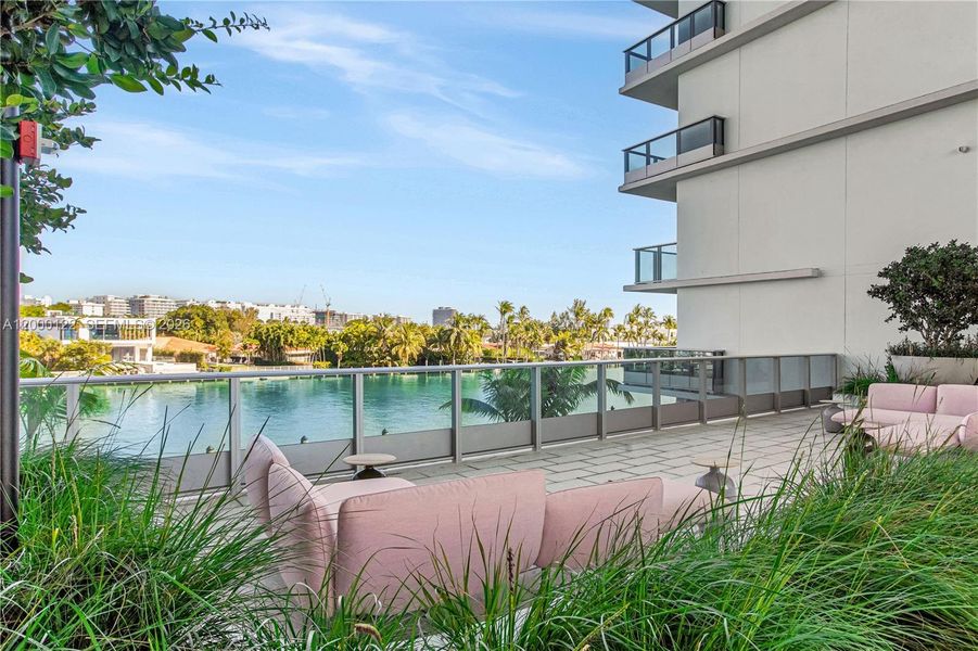 Condo located in Miami Beach, FL showcasing its design and architecture (Image 5).