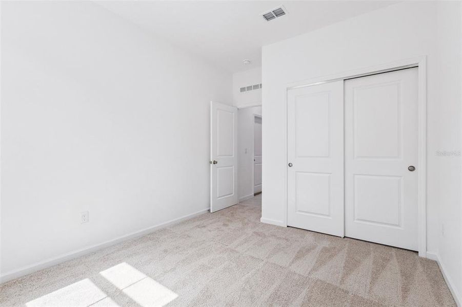 Spacious, unfurnished interior of a new home in Grand Isle, Grand Island (Image 12).