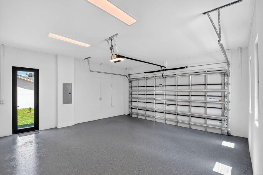 Spacious, unfurnished interior of a new home in , Palm Springs (Image 40).