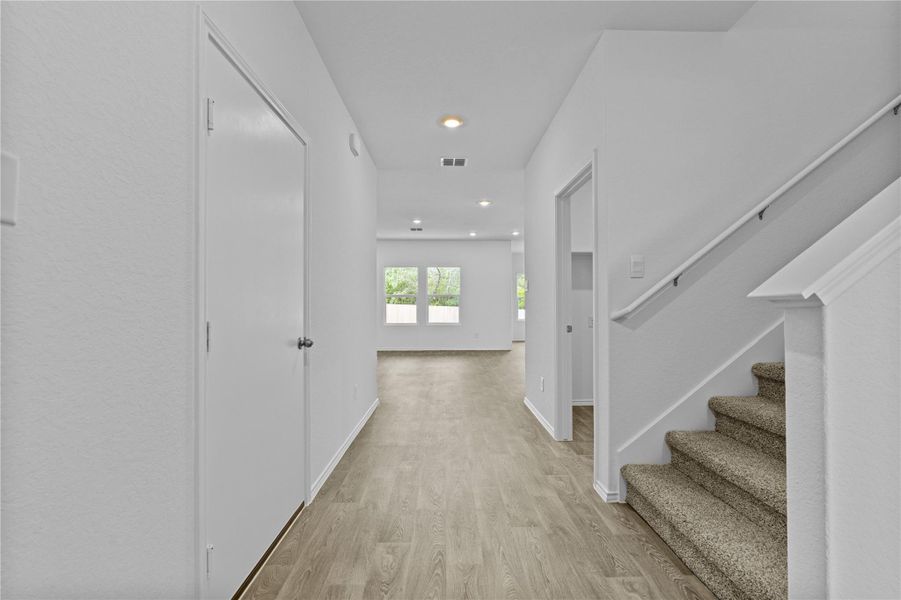 Spacious, unfurnished interior of a new home in Arroyo Ranch, Seguin (Image 30).