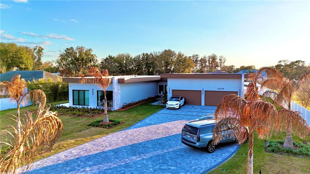 Exterior details and patio area of a home in , Windermere (Image 26).