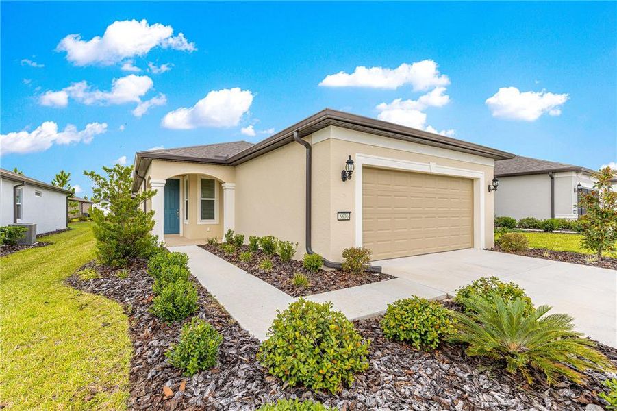 Exterior details and patio area of a home in , Ocala (Image 1).