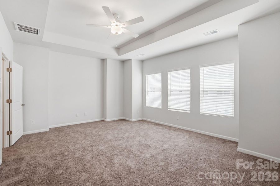 Spacious, unfurnished interior of a new home in Sloan Station, Charlotte (Image 12).