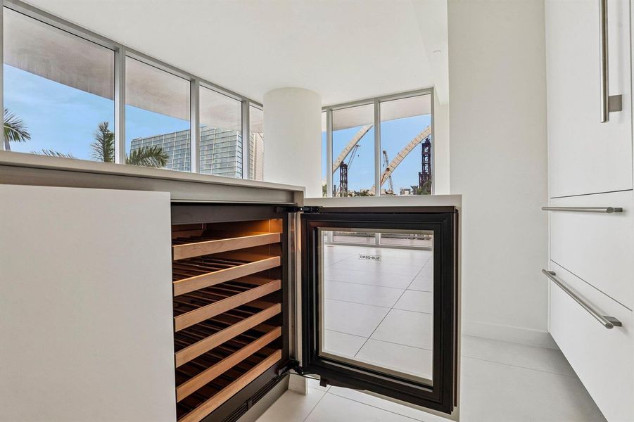 21-web-or-mls-Biscayne Blvd 201-S0409-02