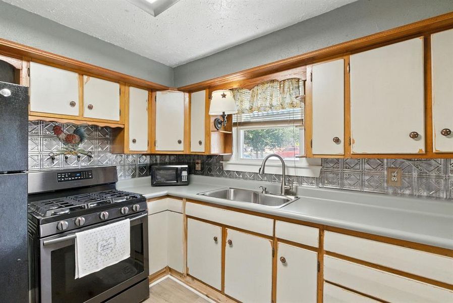 Furnished interior view inside a new home in , Weatherford (Image 12).